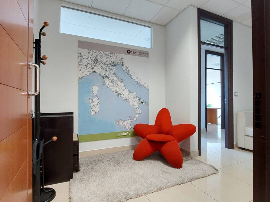 ufficio in vendita a Livorno in zona Limoncino
