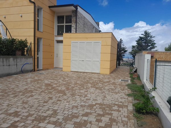 casa indipendente in vendita a Livorno in zona Montenero
