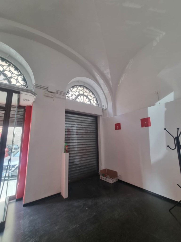 negozio in vendita a Livorno in zona Centro Città