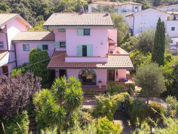 casa indipendente in vendita a Livorno in zona Montenero