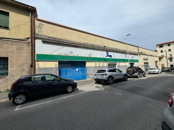 locale commerciale in vendita a Livorno