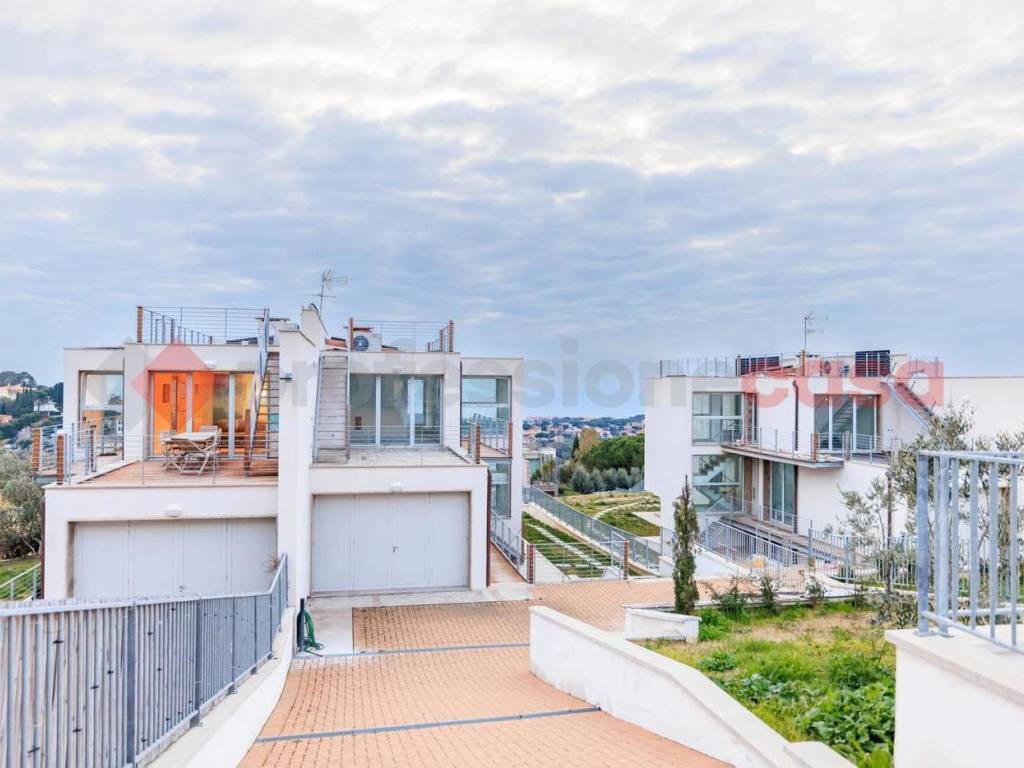 casa indipendente in vendita a Livorno in zona Limoncino