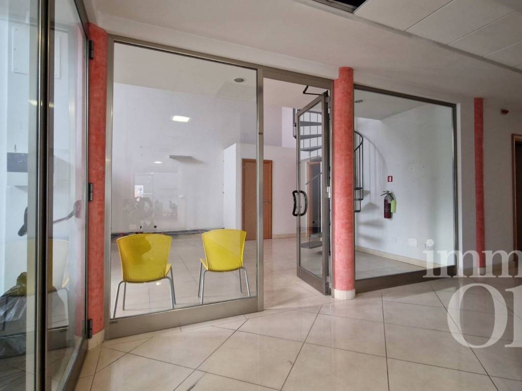 negozio in vendita a Livorno in zona Valle Benedetta