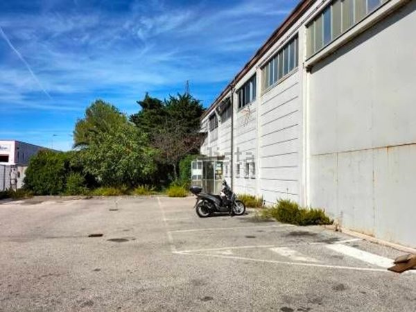 capannone in vendita a Livorno