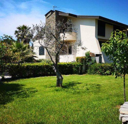 casa indipendente in vendita a Livorno in zona Montenero