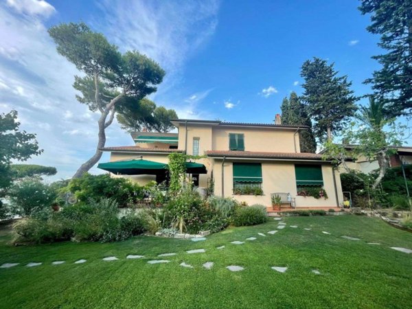 casa indipendente in vendita a Livorno in zona Montenero