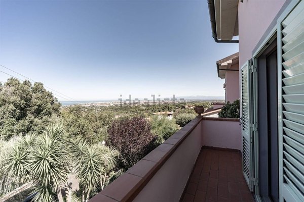 casa indipendente in vendita a Livorno in zona Montenero