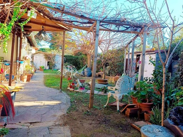 casa indipendente in vendita a Livorno in zona Limoncino
