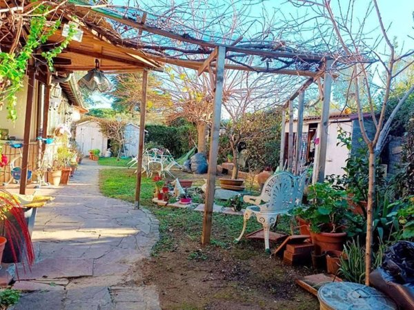 casa indipendente in vendita a Livorno in zona Limoncino