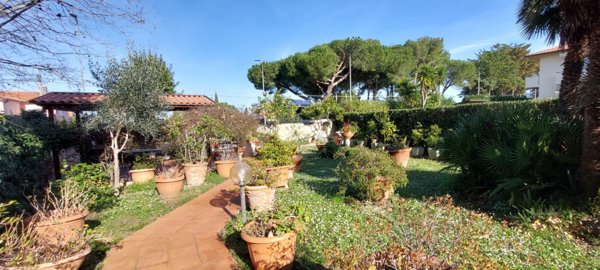 casa indipendente in vendita a Livorno in zona Montenero