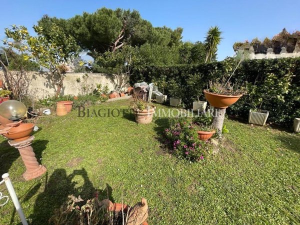 casa indipendente in vendita a Livorno in zona Montenero