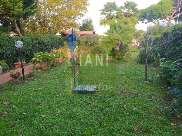 casa indipendente in vendita a Livorno in zona Limoncino