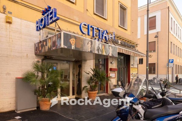 negozio in vendita a Livorno in zona Centro Città