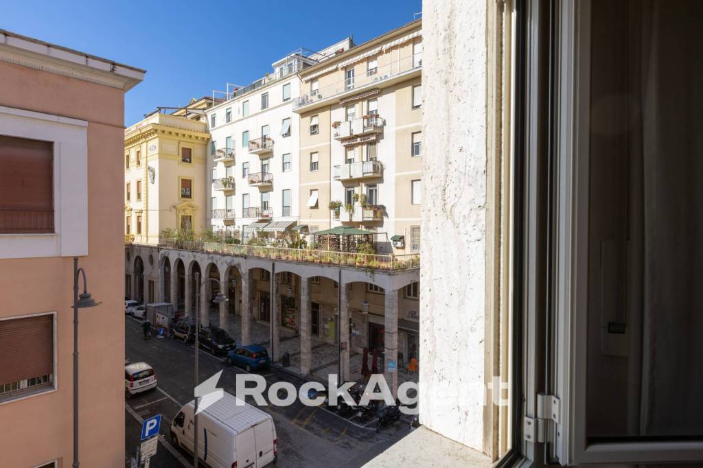 negozio in vendita a Livorno in zona Centro Città