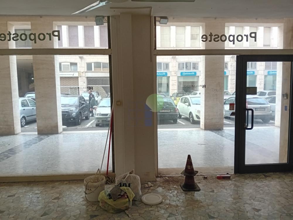 negozio in vendita a Livorno in zona Centro Città
