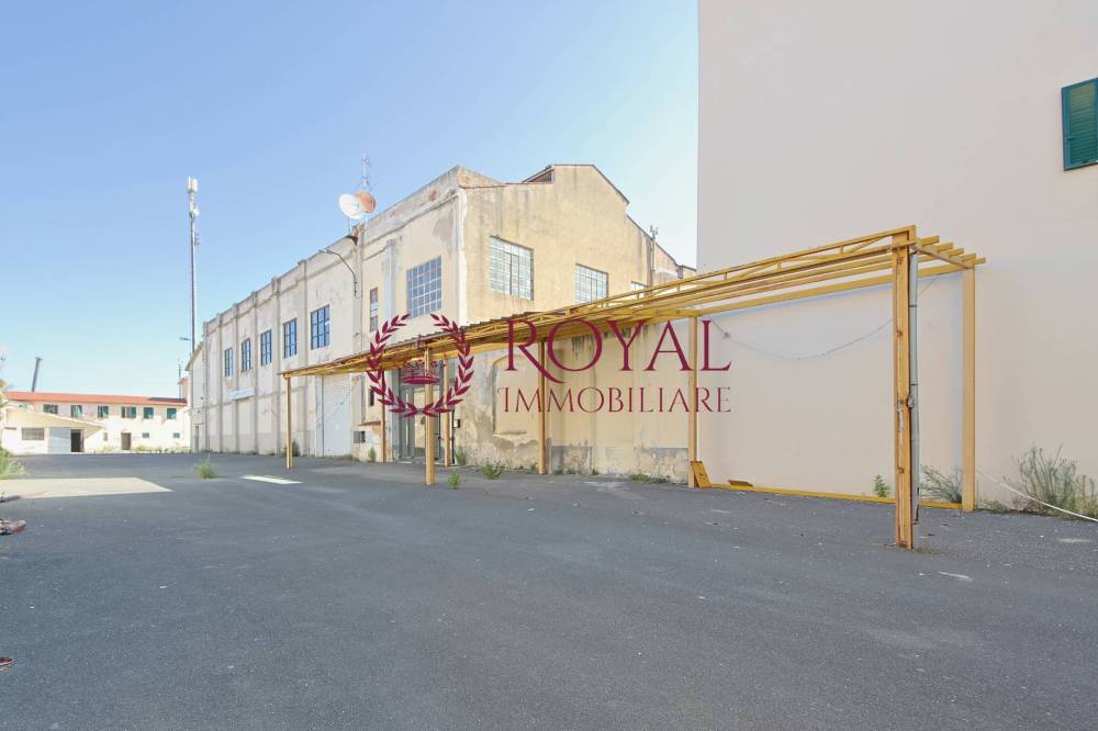 locale commerciale in vendita a Livorno