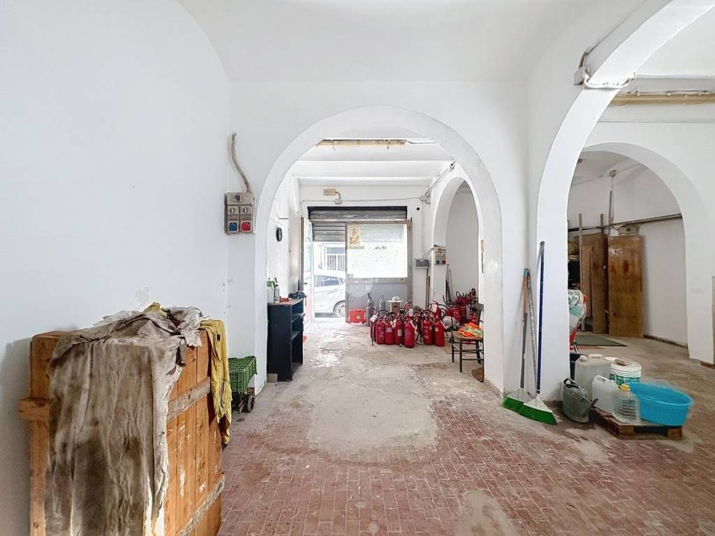 locale commerciale in vendita a Livorno