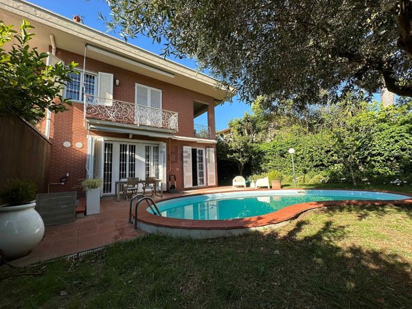 casa indipendente in vendita a Livorno in zona Montenero