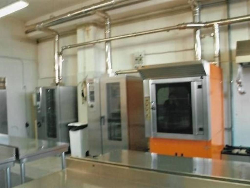 locale commerciale in vendita a Livorno in zona Stazione