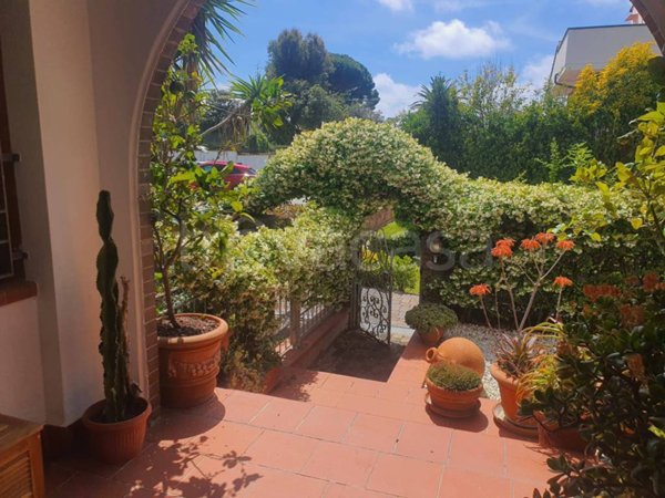 casa indipendente in vendita a Livorno in zona Montenero