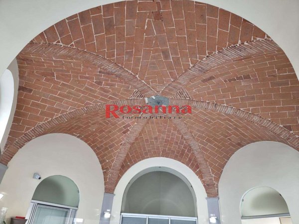 locale commerciale in vendita a Livorno in zona Stazione