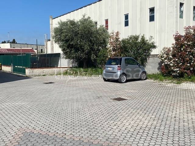 locale commerciale in vendita a Livorno