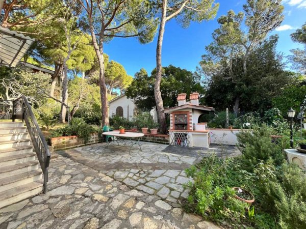 casa indipendente in vendita a Livorno in zona Montenero