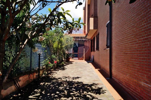 casa indipendente in vendita a Livorno in zona Limoncino