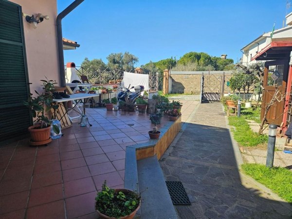 casa indipendente in vendita a Livorno in zona Montenero
