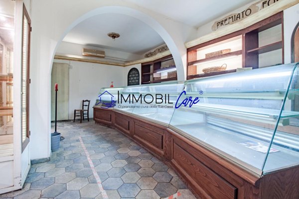 locale commerciale in vendita a Livorno
