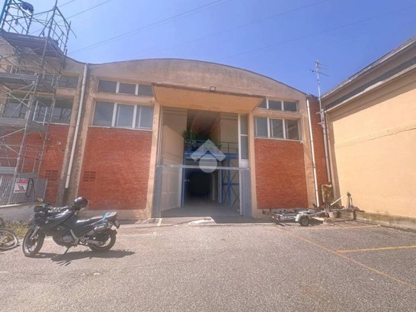 locale commerciale in vendita a Livorno