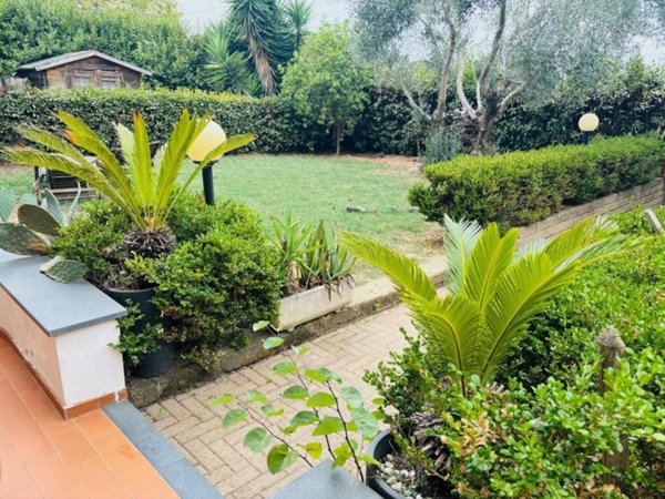 casa indipendente in vendita a Livorno in zona Montenero