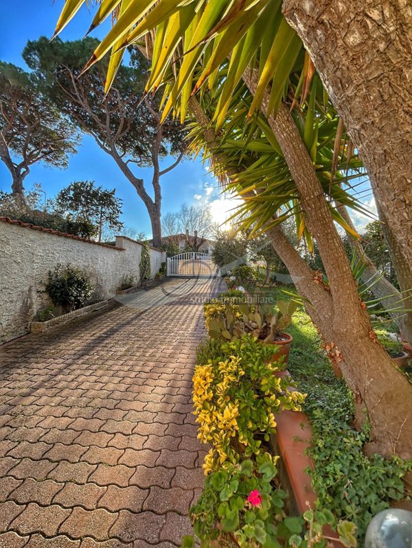 casa indipendente in vendita a Livorno in zona Montenero