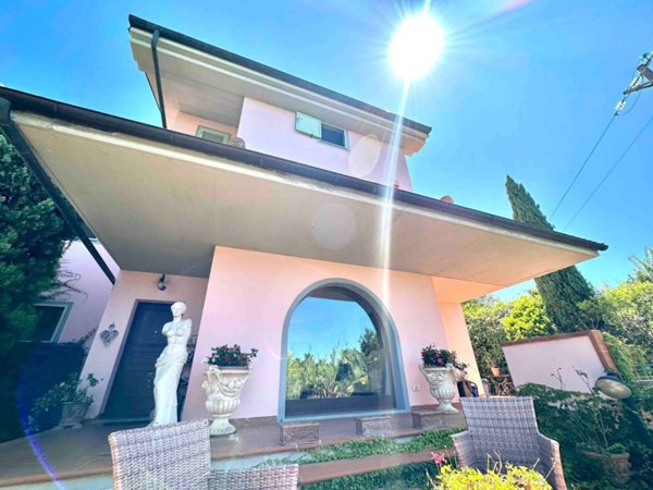 casa indipendente in vendita a Livorno in zona Montenero