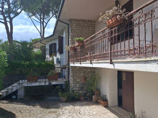casa indipendente in vendita a Livorno in zona Montenero
