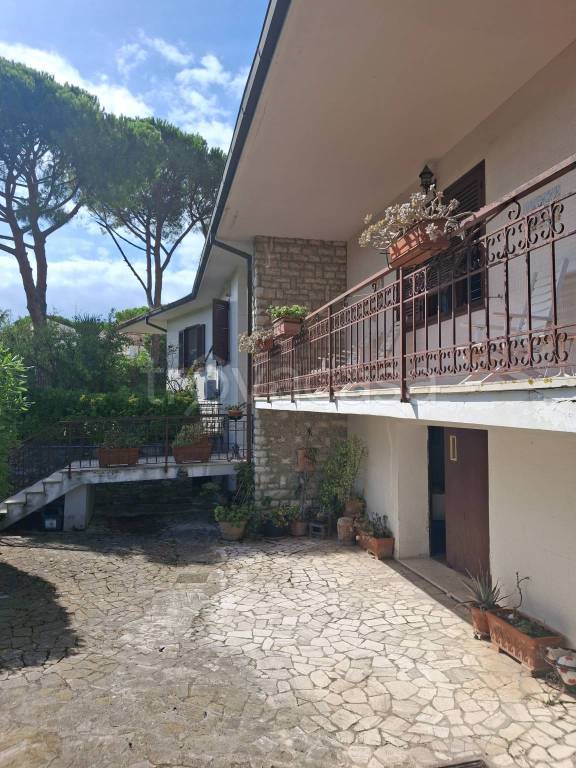 casa indipendente in vendita a Livorno in zona Montenero