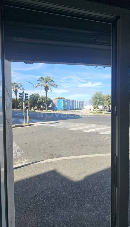 negozio in vendita a Livorno in zona Lungomare