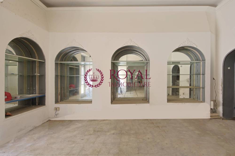 locale commerciale in vendita a Livorno in zona Centro Città