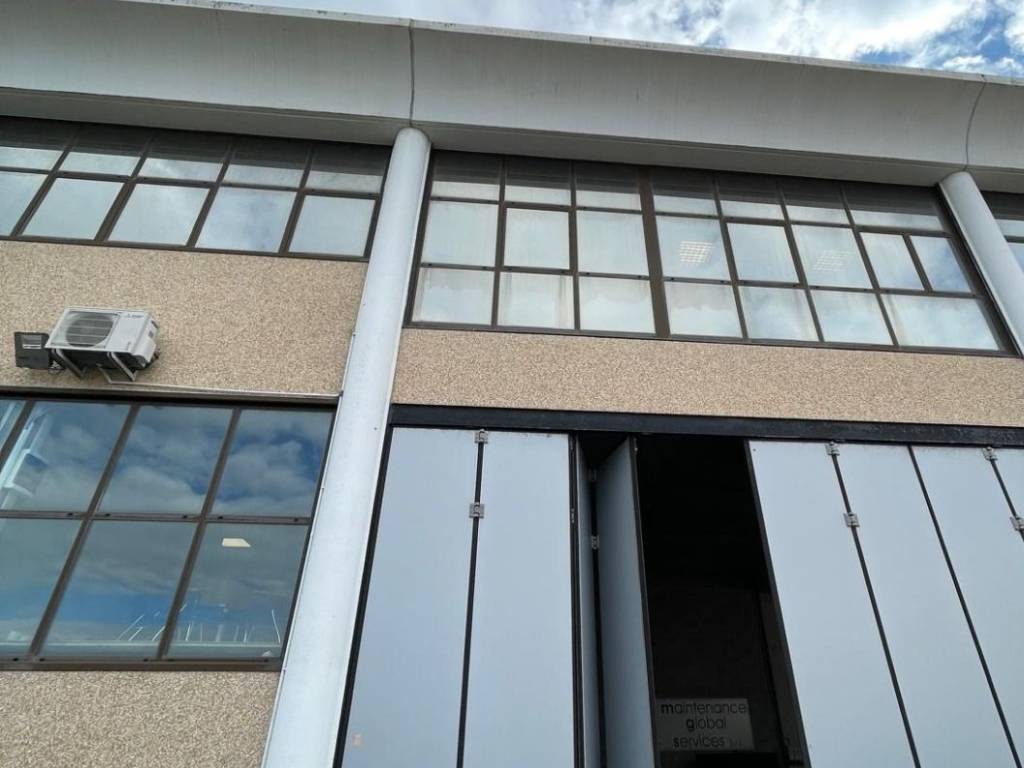 locale commerciale in vendita a Livorno