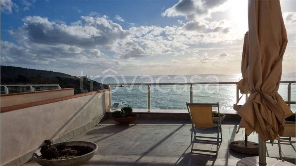 appartamento in vendita a Livorno in zona Antignano