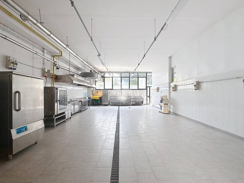 locale commerciale in vendita a Livorno