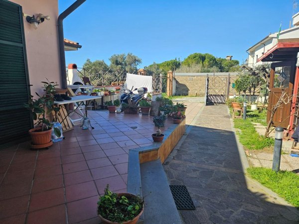 casa indipendente in vendita a Livorno in zona Montenero