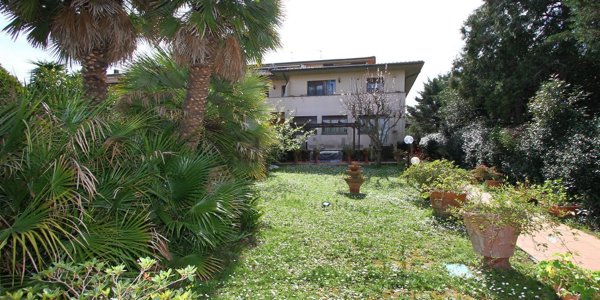 casa indipendente in vendita a Livorno in zona Montenero