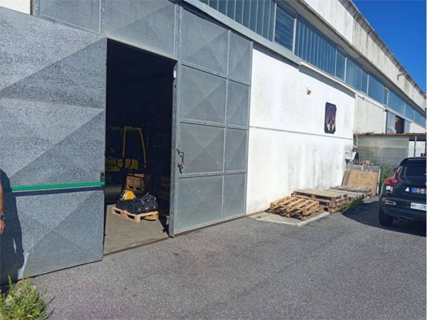 locale commerciale in vendita a Livorno