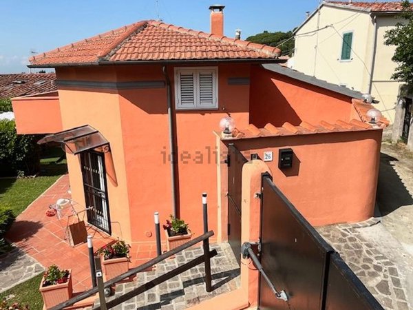 casa indipendente in vendita a Livorno in zona Montenero