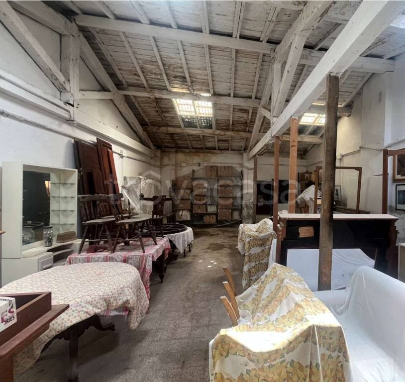 locale commerciale in vendita a Livorno