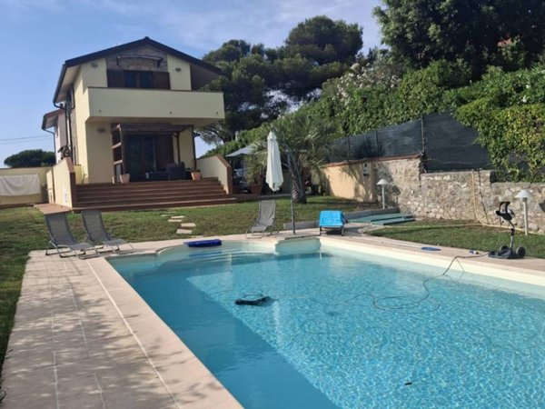 casa indipendente in vendita a Livorno in zona Montenero