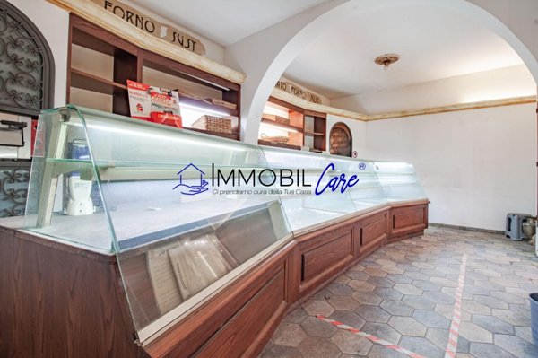 locale commerciale in vendita a Livorno