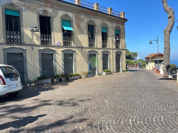 negozio in vendita a Livorno in zona Montenero