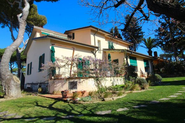 casa indipendente in vendita a Livorno in zona Montenero